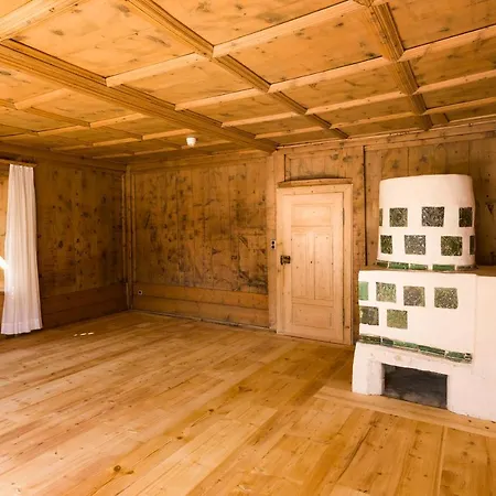 Отель Chasa Chalavaina - Historisches Des Jahres 2024